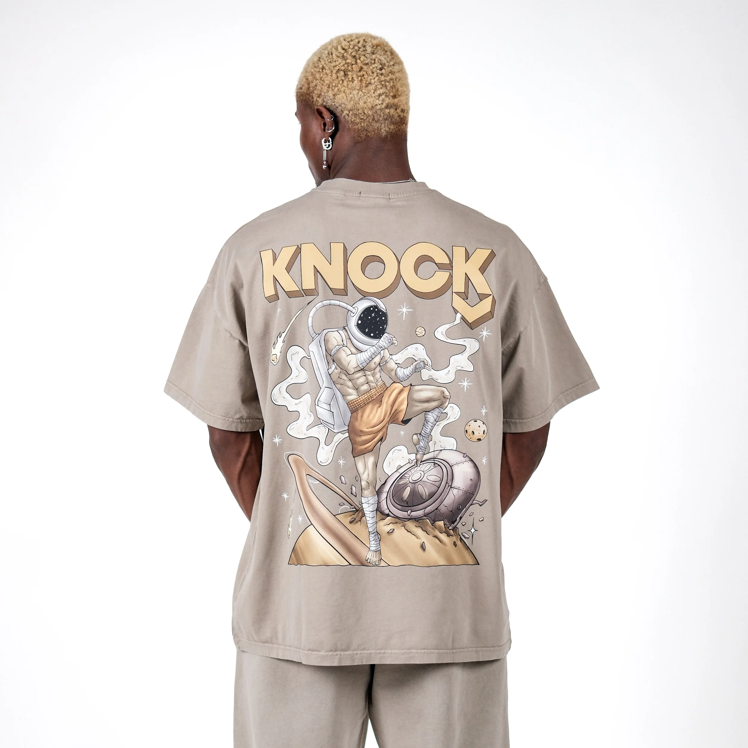 ASTROKNEE 2.0 OVERSIZED TEE DUNE - Image 2