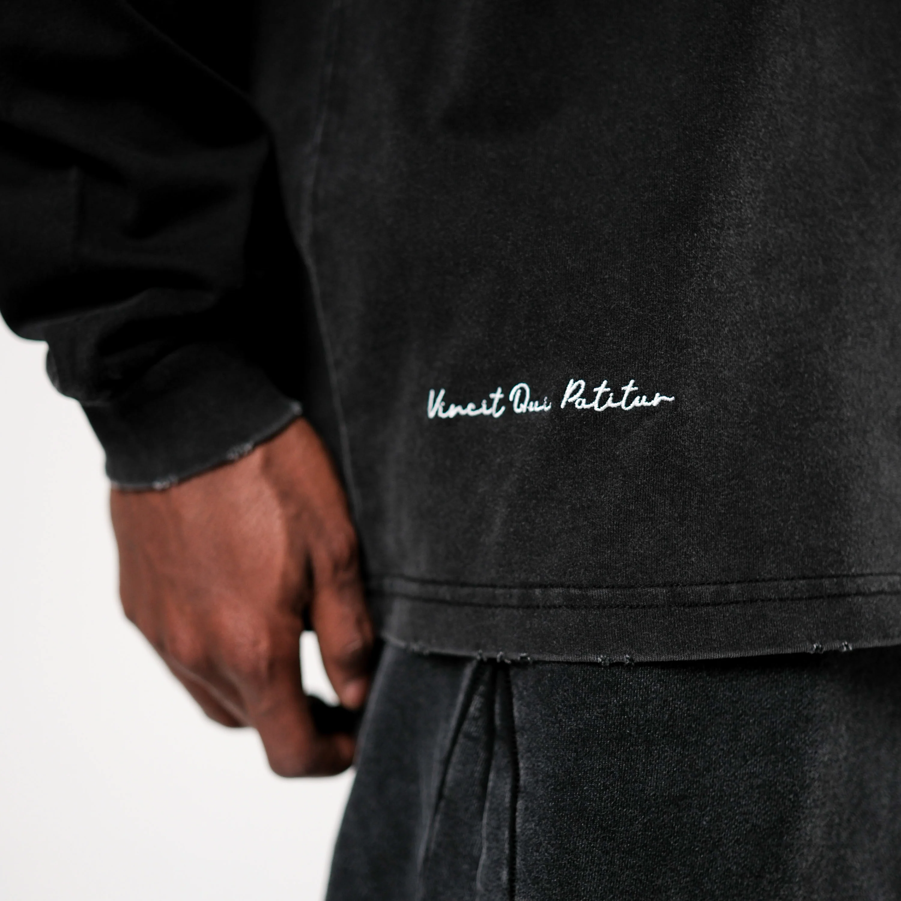 LIMITED VINCIT QUI PATITUR LONG SLEEVE TEE - Image 4