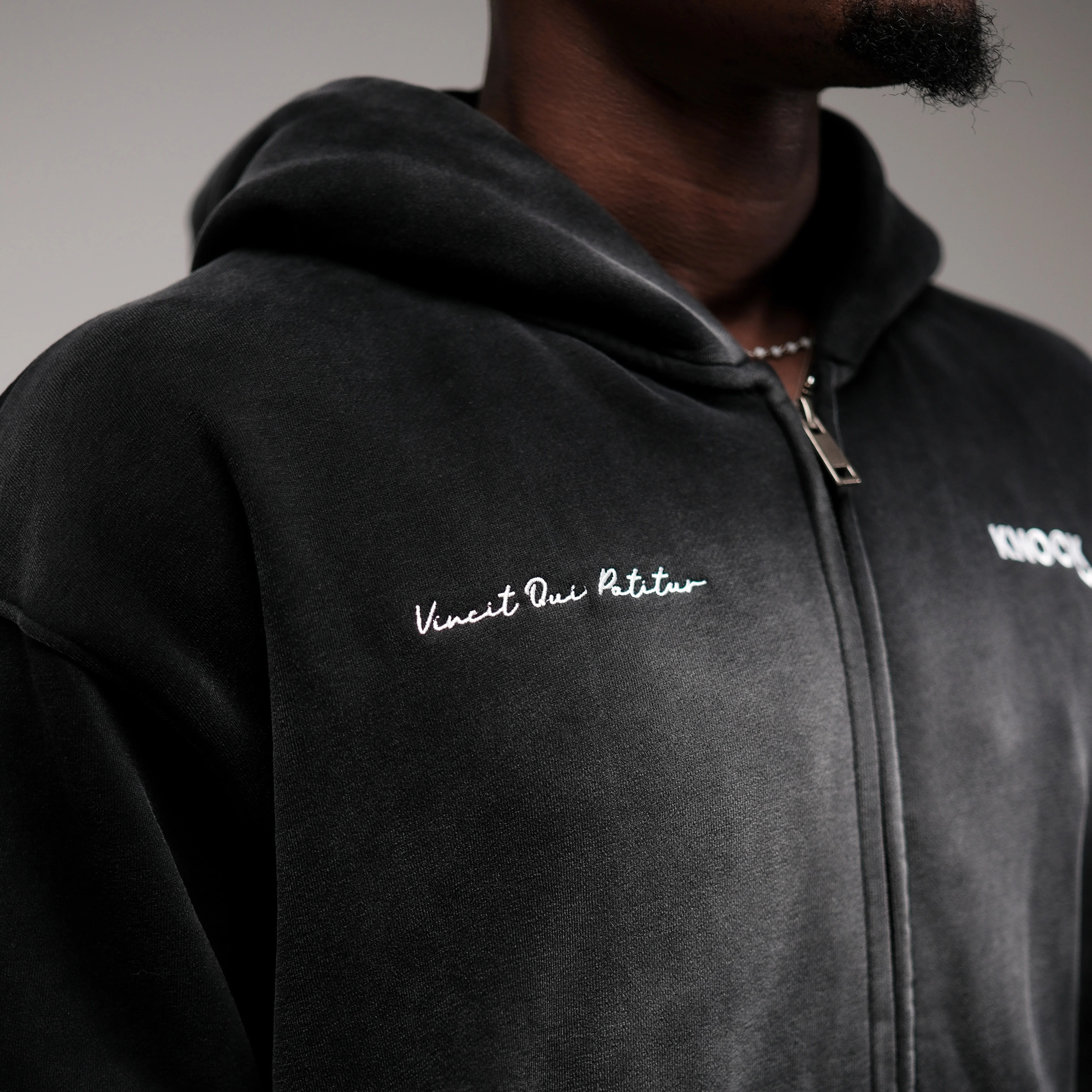 VINCIT QUI PATITUR ZIP HOODIE - Image 5