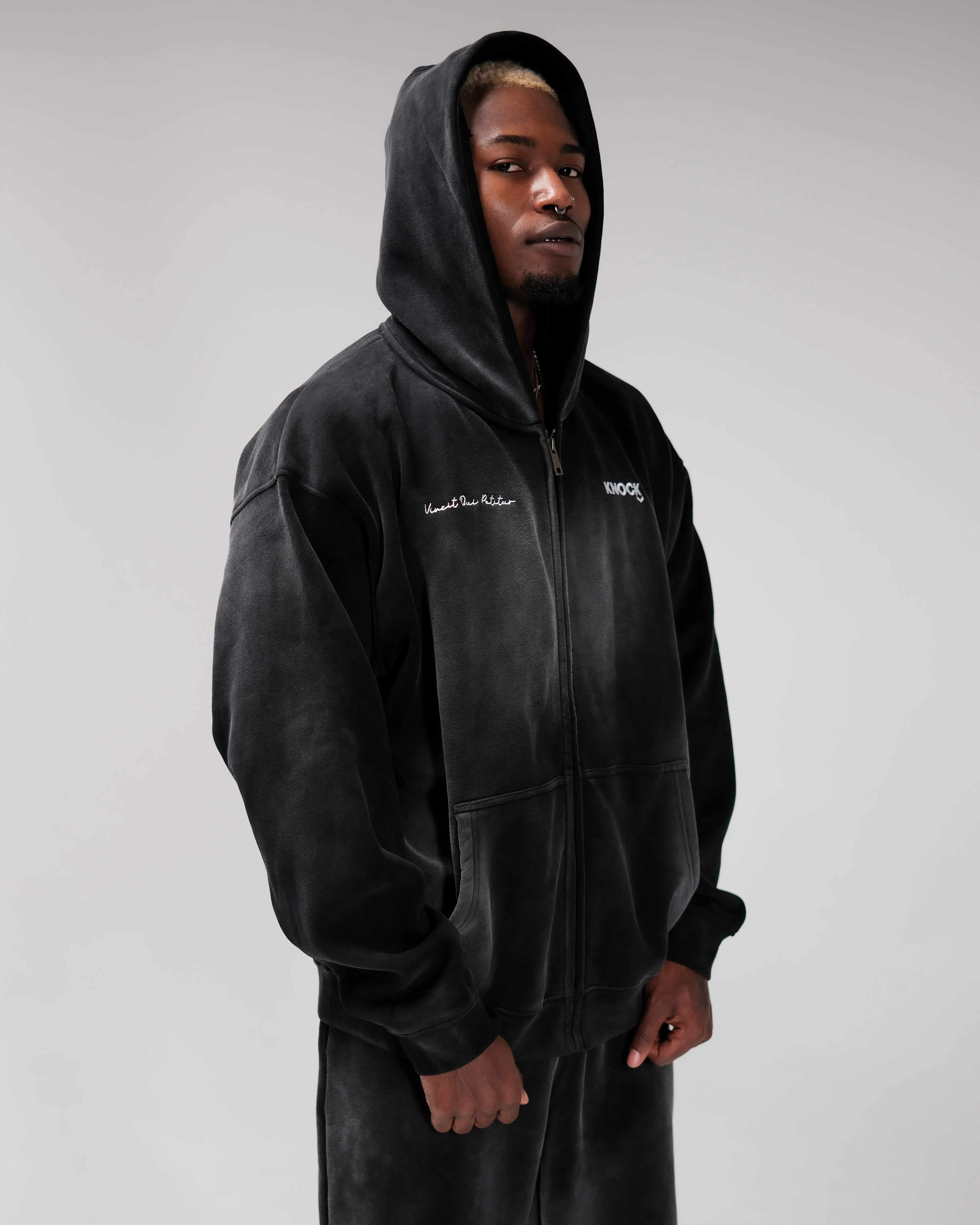 VINCIT QUI PATITUR ZIP HOODIE - Image 6